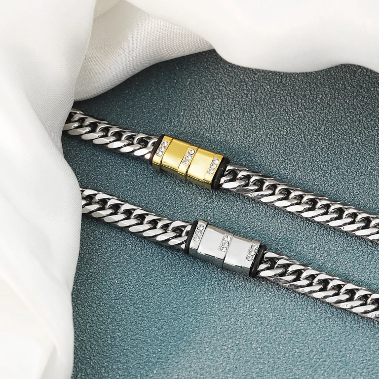 The Signature Chain Bracelet — Design study 4